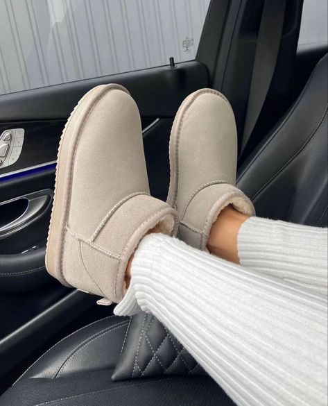 Beige Uggs Outfit, Beige Uggs, Winter Boots 2023, Ugg Beige, Vinter Mode Outfits, Cute Uggs, Ugg Mini, Uggs Outfit, Foto Baby