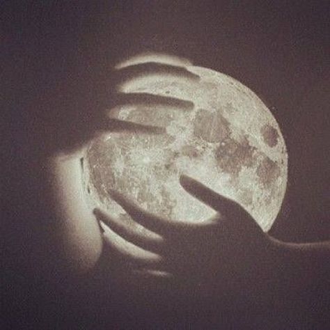 I wish I could hold the moon in my hands Foto Tips, Beautiful Moon, Moon Child, Pics Art, Creepers, Moon Phases, Chester, Belle Photo, Full Moon