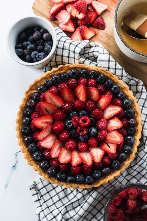 Fruit Tarts Aesthetic, Berry Fruit Tart, Italian Fruit Tart, Fruit Tart Design, Fruit Tart Decoration, Berry Tart Recipe, Tart Crust Recipe, Fruit Tart Cake, Easy Tart Recipes