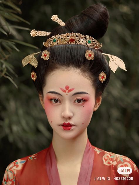 Japanese Make Up Traditional, Han Dynasty Makeup, Hanfu Makeup Look, Qing Dynasty Makeup, Traditional Asian Makeup, Mulan Inspired Makeup, Chinese Hanfu Makeup, Chinese Red Makeup, Ancient China Makeup