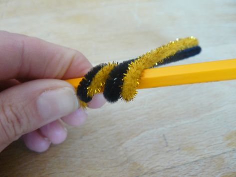 Bee Hives Diy, Bumble Bee Craft, Bee Hive Craft, Pipe Cleaner Animals, Bee Crafts For Kids, Hanging Craft Ideas, Honey Bee Decor, Hanging Craft, Small Bees