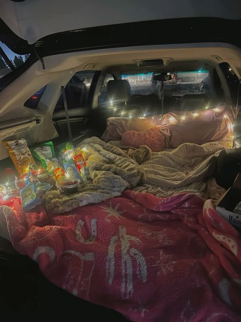 Car Camp Aesthetic, Jeep Drive In Movie, Fall Drive In Movie, Drive In Theater Car Set Up, Drive In Movie Car Set Up, Car Sleepover Ideas, Movie Night In Car, Halloween Drive In Movie, Drive In Theater Aesthetic