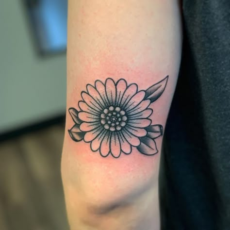 Daisy Tattoo Trad, Black Ink Sunflower Tattoo, Daisy Tattoo Collar Bone, Traditional Daisy Tattoo Flowers, Traditional Style Daisy Tattoo, Daisy Tattoo American Traditional, Old School Daisy Tattoo, Black Daisy Tattoo, Traditional Daisy Tattoo