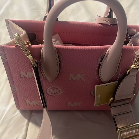 Nwt Michael Kors Pink Purse. Signature Strap. Mk Logo Purse. Approx Seven Inches Wide And Six Inches Tall Pink Gucci Purse, Pink Michael Kors Bag, Bag Wishlist, Purse Boutique, Barbie Summer, Handbag Essentials, Mk Purse, Bags Michael Kors, Girly Bags