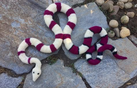 Crochet a Red Tailed Boa Constrictor With a FREE Pattern! #amigurumi #handmade #diy #snake #freepattern #crochet Red Tailed Boa, Celtic Motifs, Red Tail Boa, Crochet Moose, Boa Constrictor, Baby Basket, Patterns Flowers, Crocheted Patterns, Crochet Hack