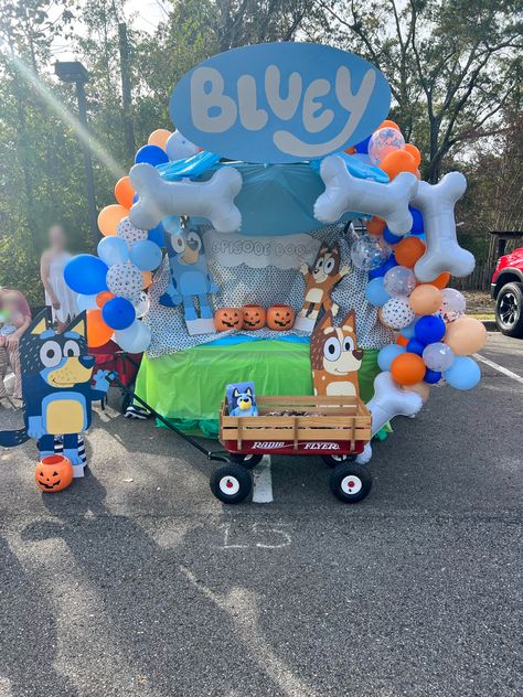 Bluey Bluey And Bingo Trunk Or Treat, Good Trunk Or Treat Ideas, Trunk Or Trick Ideas, Halloween Car Trunk Ideas, Trunk Or Treat 2024 Ideas, Trunk Or Treat Balloon Garland, 2 Car Trunk Or Treat Ideas, Cool Trunk Or Treat Ideas For Cars, Dog House Trunk Or Treat