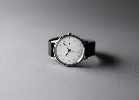 Sazare applies Japanese craftsmanship to a beautifully designed 36mm watch. The new watches are minimal in size and minimalist in design. Minimal Watch Design, Interesting Watches, Japanese Watch, Minimal Watch, Men's Watch Accessories, London Watch, Japanese Craftsmanship, Wrist Watch For Men, Mens Dress Watches