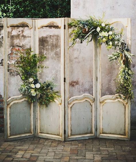 Old Doors Wedding, Arbors Wedding, Vintage Wedding Backdrop, Wedding Backdrop Ideas, Vintage Backdrop, Diy Wedding Arch, Reception Backdrop, Wedding Reception Backdrop, Diy Wedding Backdrop