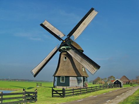 This is a traditional dutch windmill. It crushes grain into fine meal. This happens because of the wind against the mill. The wind mil is a real Dutch symbol. Third Grade, Netherlands Windmills, Dutch Landscape, Dutch Windmill, Chalkboard Drawings, Dutch Windmills, 13 October, Modern Map, Heaven On Earth