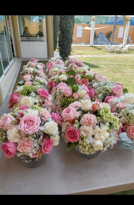 Simple 15 Centerpieces, Xv Flower Centerpieces, Flower Centerpieces Birthday Party, Quince Flower Arrangements, 15 Flower Centerpieces, Elegant Rustic Wedding Table Decor, Pink Flower Centerpieces Quinceanera, Pink Floral Centerpieces Birthday, Pink Floral Centerpieces Simple