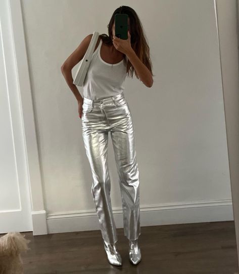 claudiagibello on ig Metallic Set Outfit, Foil Pants Outfit, Silver Pant Outfit, Silver Pants Outfit Night, Silver Metallic Pants Outfit, Silver Shirt Outfit, Metallic Jeans Outfit, Metalic Outfits Ideas, Silver Top Outfit