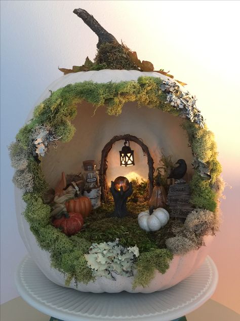 Pumpkin Fairy House, Halloween Fairy Garden, Halloween Party Decor Diy, Halloween Decor Diy, Party Things, Fairy Garden Crafts, Fairy Garden Designs, Halloween Fairy, Easy Halloween Decorations