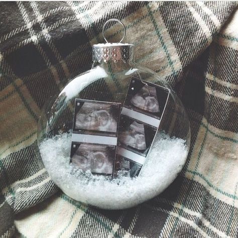 Baby Announcements, Uppfostra Barn, طفلة حديثة الولادة, Vogue Kids, Idee Babyshower, Christmas Pregnancy Announcement, Christmas Pregnancy, Diy Bebe, Baby First Christmas Ornament