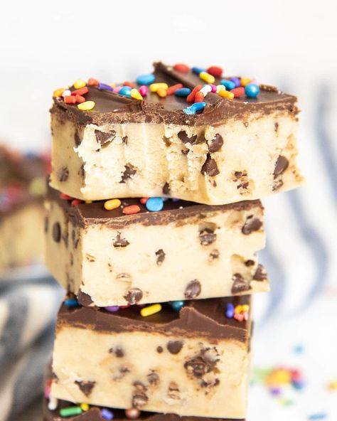 Chocolate Chip Cookie Dough Bars, Homemade Brownies Easy, Desserts With Chocolate Chips, Edible Cookie Dough Recipe, No Bake Cookie Dough, No Bakes, Homemade Brownie, Cookie Dough Bars, Cookie Dough Recipes