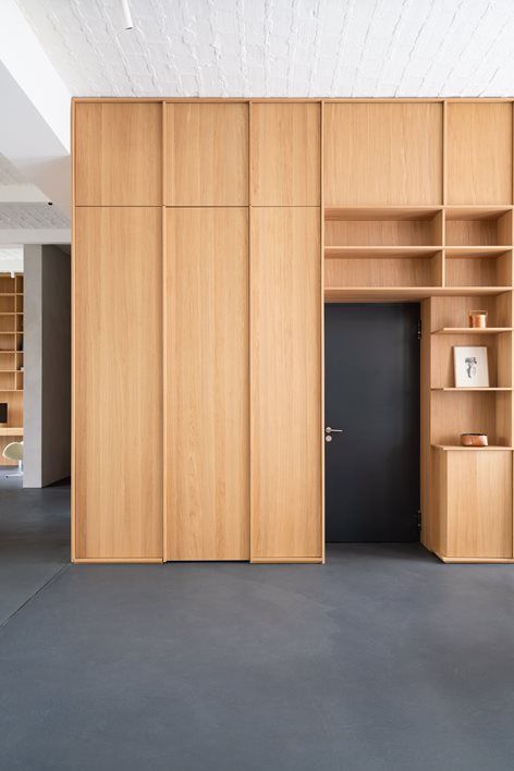 SCH51 | BATEK ARCHITEKTEN Wooden Partitions, Berlin Design, Loft Interior Design, Joinery Details, Office Storage Cabinets, Industrial Flooring, Exposed Brick Walls, Home Office Storage, Hus Inspiration