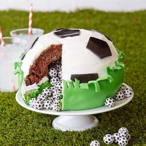 Soccer Ball Cake, Soccer Birthday Cakes, Chocolate Surprise, Football Birthday Cake, Inside Cake, Soccer Cake, Pasta Party, Surprise Cake, Soccer Birthday