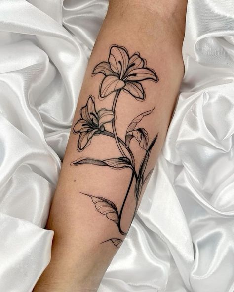 Cool Black And White Tattoos, Comical Tattoos, Star Lily Tattoo, Tattoos For Traumatic Childhood, Simple Girly Tattoos, Flowers Tattoos For Women, Tattoo Flowers Arm, Women Flower Tattoos, Arm Tattoo Flower