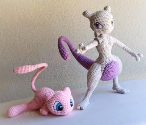 Pokemon Crochet Pattern, Mew And Mewtwo, Crochet Pokemon, Crocheted Toys, Confection Au Crochet, Soft Toy Patterns, Crochet Geek, Fun Crochet Projects, Crochet Diy