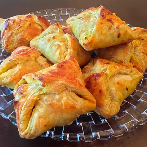 shiba's cuisines: Bakery Style Egg Puffs Egg Puffs Indian, Egg Puff Recipe Indian, Egg Puff Recipe, Cash Indian, Goan Food, Egg Puff, Pepperidge Farm Puff Pastry, Goan Recipes, Naan Recipe