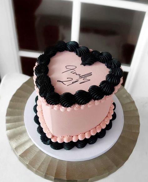 Black And Pink Cake Design, Black White And Pink Cake, Birthday Cake Black And Pink, Black And Pink Cake Birthdays, Birthday Cake Baddie, Black And Pink Birthday Cake, Pink And Black Birthday Cake, Black Pink Cake, Black And Pink Cake