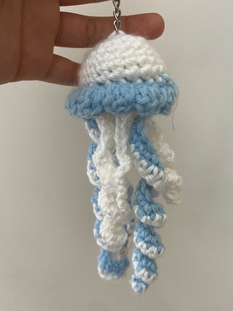 Small Crochet Projects Gifts, Crochet Projects For Friends, Small Crochet Keychain, Crochet Jellyfish Keychain, Bens Car, One Piece Crochet, Jellyfish Keychain, Crochet Jellyfish, Crochet Keychains