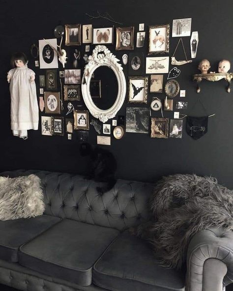 Love the colour of the walls, would need a lighter grey couch tho. Love the frames Aviv Grimm, Boho Decor Diy, Goth Houses, Gothic Room, Gothic Interior, Gothic Bedroom, Dark Home Decor, Horror Decor, Goth Home