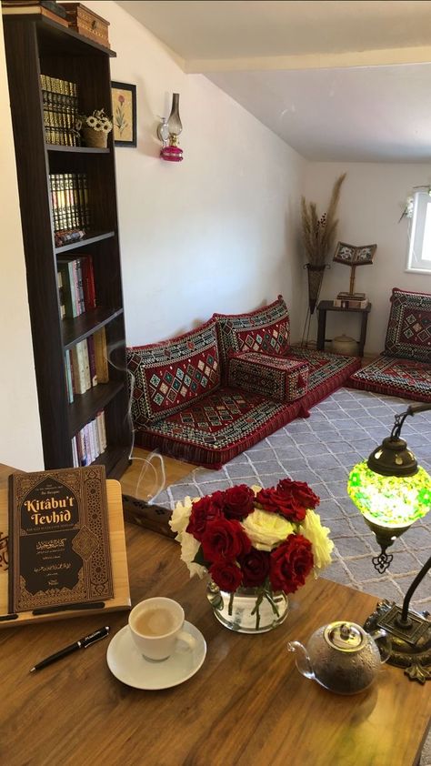 Arab Bedroom, Middle Eastern Bedroom, Middle Eastern Home Decor, Islamic Study, Arabic Living Room, Muslim Prayer Room Ideas, Middle Eastern Decor, Study Area, Pinterest Room Decor