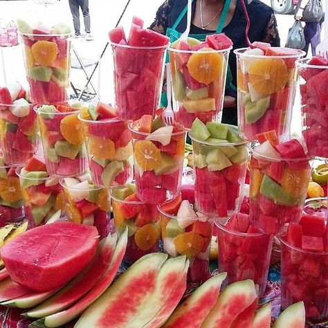 Mexican Fruit Cups, Fruit Quotes, Fruit Table, Deco Fruit, Snacks Fruit, Fruit Cup, Mexican Snacks, Fiesta Birthday Party, Fruit Bar