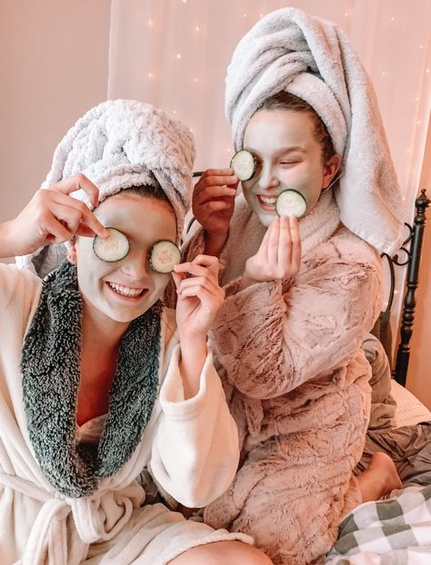 Quarantine spa indoor photo shoot ideas Spa Day Photoshoot, Tumblr Photoshoot, Pamper Days, Spa Girl, Face Mask Aesthetic, Spa Branding, Girls Run The World, Friend Vacation, Party Photoshoot