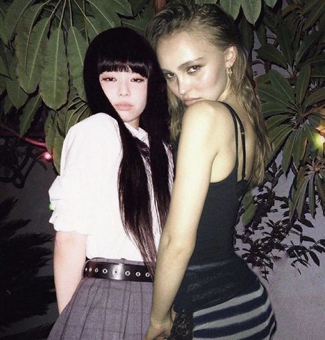 Jennie And Lily Rose Depp, Jennie And Lily, Lily Depp, Concert Hairstyles, Rose Depp, Rose Icon, Couples Icons, Lily Rose Depp, Lily Rose