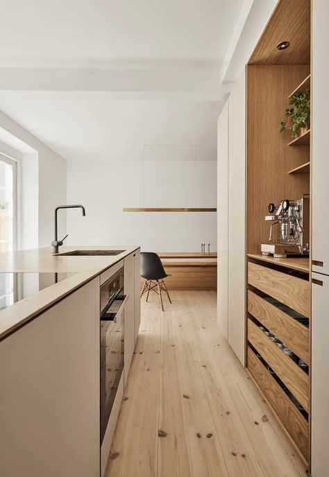 A warm, minimalist kitchen from Nicolaj Bo | These Four Walls Bulthaup Kitchen, Danish Kitchen, Beige Kitchen, Elegant Kitchens, Bespoke Kitchens, Ikea Kitchen, Kitchen Projects, Minimalist Kitchen, Open Plan Kitchen