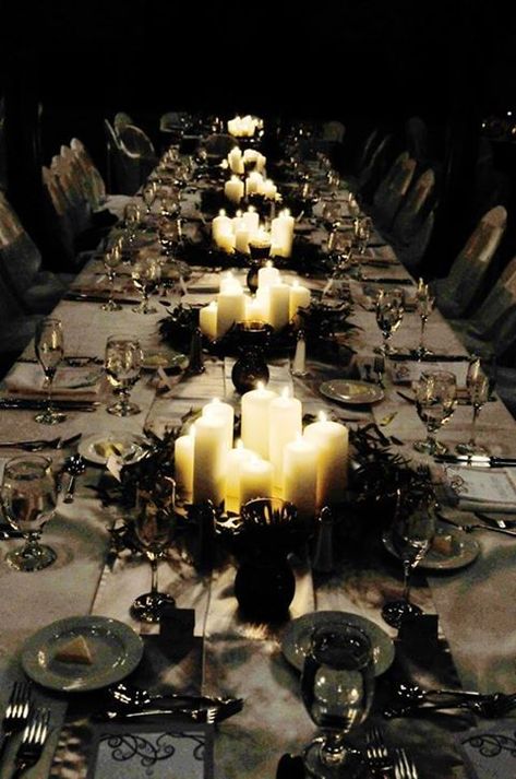 10 Ideas for a Halloween chic party - Arianna Frasca Halloween Wedding Centerpieces, Elegant Halloween Party, Gothic Wedding Theme, Dark Wedding Theme, Halloween Themed Wedding, Tafel Decor, Elegant Halloween, Goth Wedding, Dark Wedding