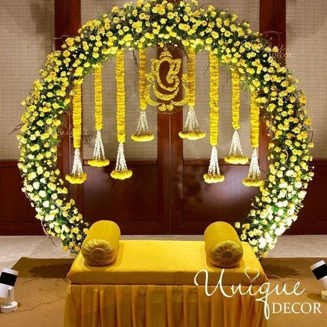 Round Ring Stand Decoration Ganpati Decoration With Flowers, Ganpati Flower Decoration, Creative Ganpati Decoration, Mehndi Decor At Home, Mehndi Decoration Ideas, Flower Decoration For Ganpati, Haldi Decoration Ideas, Ganpati Decoration Theme, Mandir Decoration