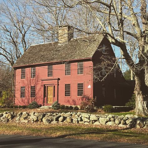 New England Buildings, Old New England Homes Exterior, New England Architecture, New England Homes Exterior, Connecticut Aesthetic, Old New England Homes, Guilford Connecticut, 1800s Home, Brindleton Bay