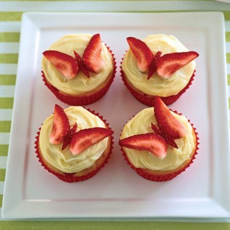 Strawberry Butterfly Cupcakes - A Better Choice Strawberry Butterfly, Butterfly Cupcakes, Family Baking, Pretty Dessert, Cute Baking, Butterfly Cakes, Strawberry Cakes, Think Food, Cute Desserts