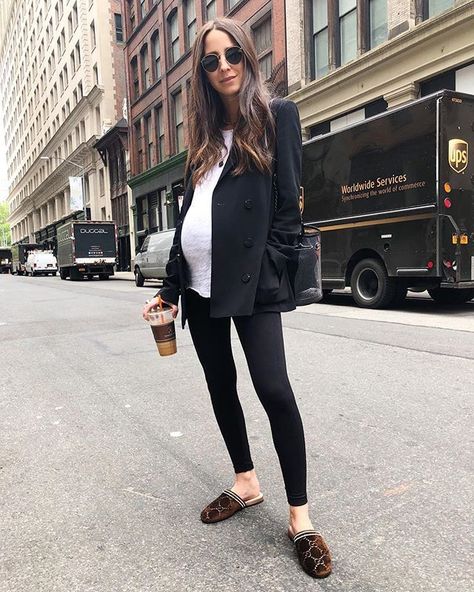 Outfits with Maternity Leggings and Blazers Parisian Style Pregnant, Black Maternity Jeans Outfit, Street Style Maternity Outfits, Pregnant Outfits For Work, Matanity Outfit, Church Maternity Outfit, French Maternity Style, Pregnancy Street Style, Trendy Pregnancy Outfits