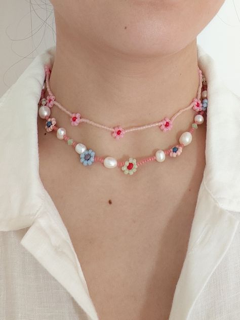 Beaded Daisy Necklace, Accesorios Aesthetic, Beaded Daisy, Rainbow Choker, Friend Girlfriend, Flower Choker, Daisy Necklace, Pearls Necklace, Handmade Beaded Jewelry