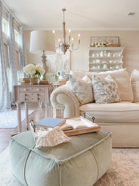 French Cottage Living Room, French Country Decorating Living Room, Country Cottage Homes, French Living Rooms, French Vintage Decor, French Country Living, French Country Living Room, Cottage Living Rooms, Cottage Home