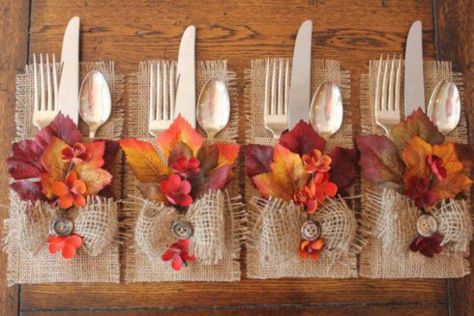 Burlap Silverware Holder, Thanksgiving Decorations Diy, Dekor Diy, Diy Thanksgiving, Thanksgiving Diy, Fall Thanksgiving Decor, Fall Deco, Thanksgiving Table Decorations, Thanksgiving Parties