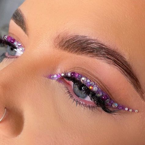 Rhinestone Liner, Flower Makeup Looks, Makeup Looks To Recreate, Makeup With Rhinestones, Rhinestones Makeup, Graphic Liner Makeup, Festival Makeup Rhinestones, Ballerina Bride, Cloud Makeup