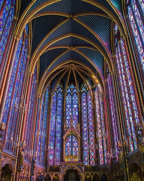 • La Sainte-Chapelle, le joyau de Paris 💎 • [Sorry. Je m’en lasse pas 😬] Dreamy Scenery, Vampire Games, Sainte Chapelle Paris, Catholic Wallpaper, Midnight Rose, Stained Glass Church, Beautiful Library, Rose Window, European Architecture