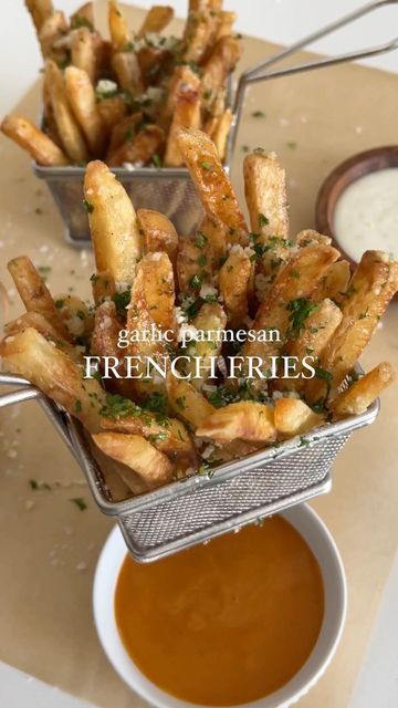 Delicious Food Recipes Dinner, Garlic Parmesan French Fries, Home Made Fries, Food Recipes Gluten Free, Parmesan French Fries, Home Made Food, Appetizer Display, Bio Food, Crispy Garlic