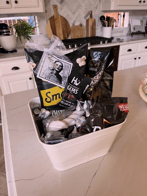 Taylor Swift Basket Ideas, Taylor Swift Gift Basket Ideas, Taylor Swift Basket, Taylor Swift Themed Birthday Present, Taylor Swift Themed Gift Basket, Birthday Gifts For Swifties, Birthday Gift Ideas For Swifties, Taylor Swift Birthday Present, Taylor Swift Themed Presents