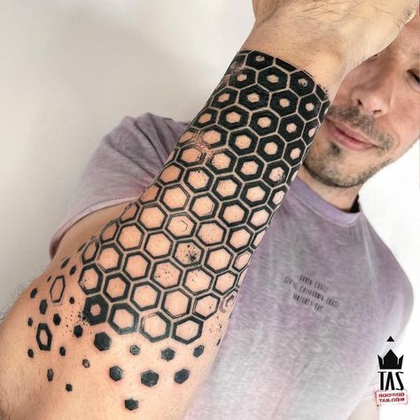 Bracelet Tattoo For Man, Wrist Band Tattoo, Tatoo 3d, Hexagon Tattoo, Honeycomb Tattoo, Wrist Bracelet Tattoo, Mujeres Tattoo, Geometric Sleeve Tattoo, Bracelet Tattoo