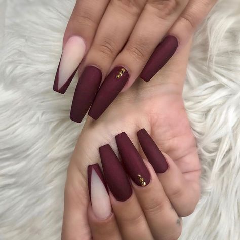 Maroon Graduation Nails, Maroon And Tan Nails, Matt Color Nails, Matte Burgundy Nails Coffin, Matte Nails Design Ideas Classy, Matte Burgundy Nails, Burgundy Matte Nails, Matte Maroon Nails, Fall Coffin Nails