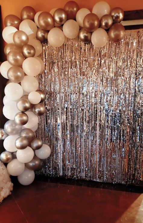 Christmas Eve Decorations Party, New Year Eve Party Ideas Decorations, Happy New Year Party Decoration, New Years Eve Party Backdrop, New Year's Eve Party Decorations, Balloon Decorations New Years, Ny Eve Party Ideas, Christmas Eve Party Decorations, Diy Backdrop With Balloons