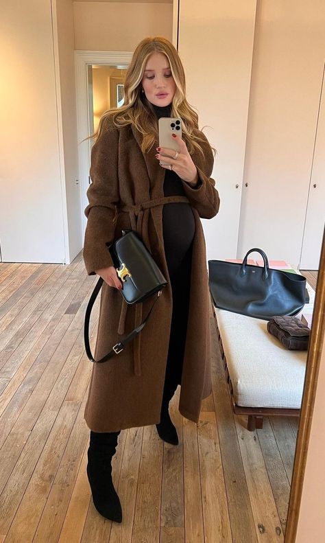 Rosie Huntington Whiteley Maternity, Rosie Huntington Pregnant Style, Elsa Hosk Maternity, Work Outfits Pregnant, Pregnant Outfits Autumn, Pregnant Outfit Winter, Old Money Pregnant Outfits, Autumn Pregnancy Outfits, Pregnant Fall Outfits