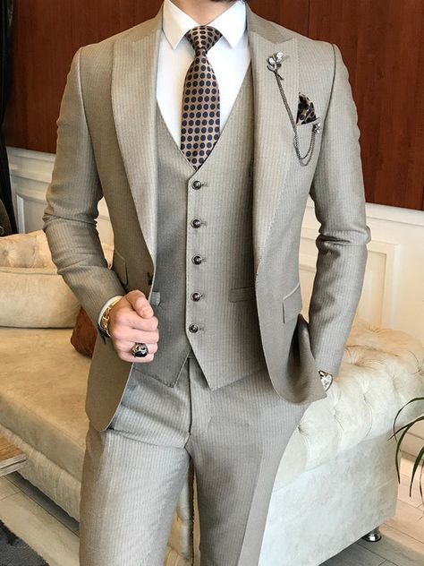 Men's suits and tuxedos. Free shipping worldwide Grey Suit Men, Blue Suit Men, Beige Suits, Classy Suits, Dress Suits For Men, New Mens Fashion, Designer Suits For Men, Men Stylish Dress, Fashion Suits For Men