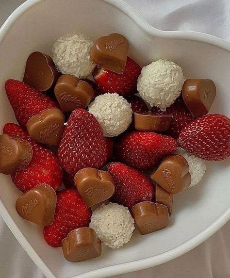 Esthétique Aesthetic Strawberry, Healthy Food Motivation, Sweet Snacks Recipes, Covered Strawberries, Food Is Fuel, Chocolate Covered Strawberries, Food Obsession, Interesting Food Recipes, Yummy Food Dessert