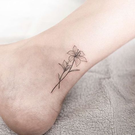 15+ Delicately Beautiful Tattoos By South Korean Artist Hongdam Tattoo Placements, Hongdam Tattoo, Small Lily Tattoo, Dainty Flower Tattoos, Tiger Lily Tattoos, Wildflowers Tattoo, Simple Flower Tattoo, Lillies Tattoo, Lily Tattoo Design